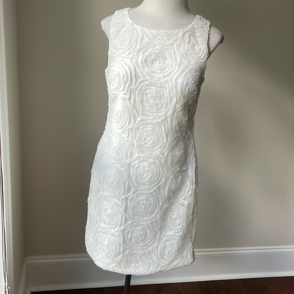 Summer white dress with rose design - Picture 1 of 3
